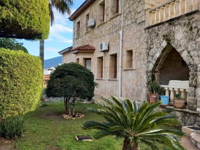 Karşıyaka ilçesinde klasik şıklıkta, Provençal konforunda satılık taş villa. 