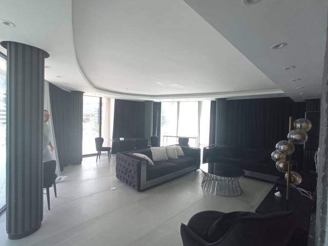 Penthouse-Wohnung zum Verkauf 2+1 im Zentrum von Kiew.