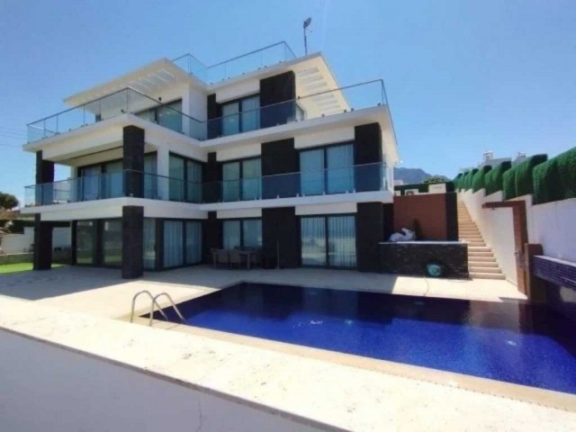 Luxuriöse Villa zum Verkauf in Kyrenia, Karsiyaka, 50 Meter vom Meer entfernt