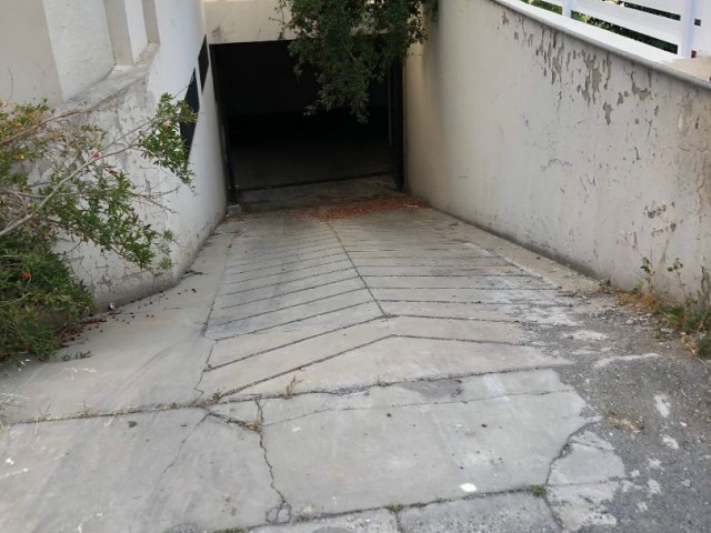 Lager Im Zentrum Von Nikosia Zum Verkauf Vom Eigentümer ** 