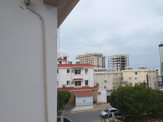 Kyrenia Zentrum möblierte 2+1 Wohnung zur Miete in der Nähe von Lord's Palace Hotel