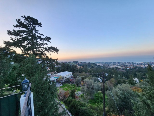 3+1 ATEMBERAUBENDE VILLA MIT BERG- UND MEERBLICK, GROSSES GRUNDSTÜCK ZUM VERKAUF IN LAPTA