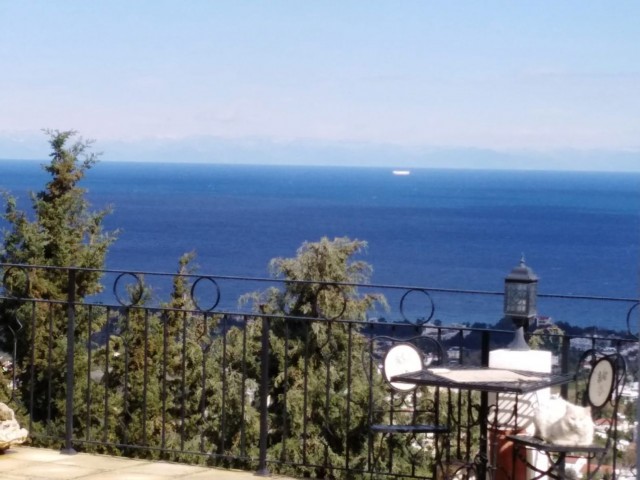 ویلای زمینی بزرگ 3+1 خیره کننده با منظره کوه و دریا برای فروش در لپتا