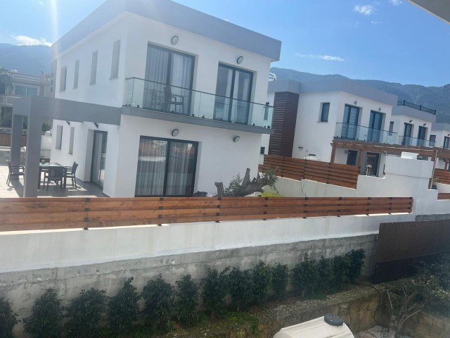 VILLA MIT POOL ZU VERKAUFEN ALSANCAK 3+1