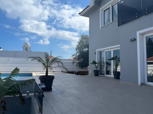 VILLA MIT POOL ZU VERKAUFEN ALSANCAK 3+1