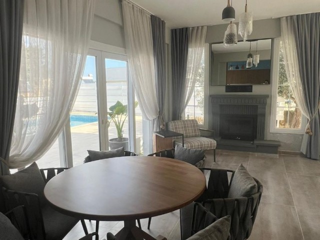 VILLA MIT POOL ZU VERKAUFEN ALSANCAK 3+1