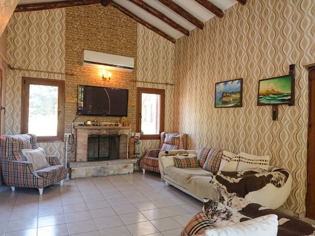 Villa zum Verkauf in Yesiltepe 4+1 mit Pool