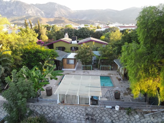 Villa zum Verkauf in Yesiltepe 4+1 mit Pool