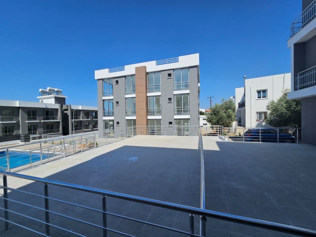 2+1 PENTHOUSE-WOHNUNG ZUM VERKAUF IN KYRENIA LAPTA WOHNUNG MIT POOL (050823Mr03)