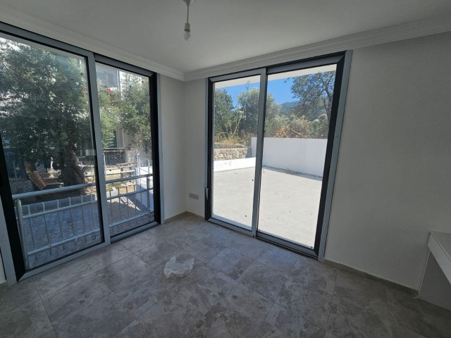 2+1 PENTHOUSE-WOHNUNG ZUM VERKAUF IN KYRENIA LAPTA WOHNUNG MIT POOL (050823Mr03)