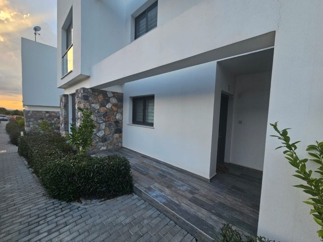 SMALL ERENKÖY 2+1 GARDEN FLAT FOR SALE (181023Mr01)