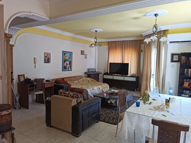 KYRENIA CENTER 3+1 FULLY FURNISHED FLAT FOR SALE (300823Mr03)