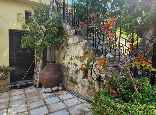 KYRENIA BELLAPAIS 3+1 VILLA ZU VERKAUFEN, KANN AUCH EIN BOUTIQUE-HOTEL SEIN (120623Mr01)