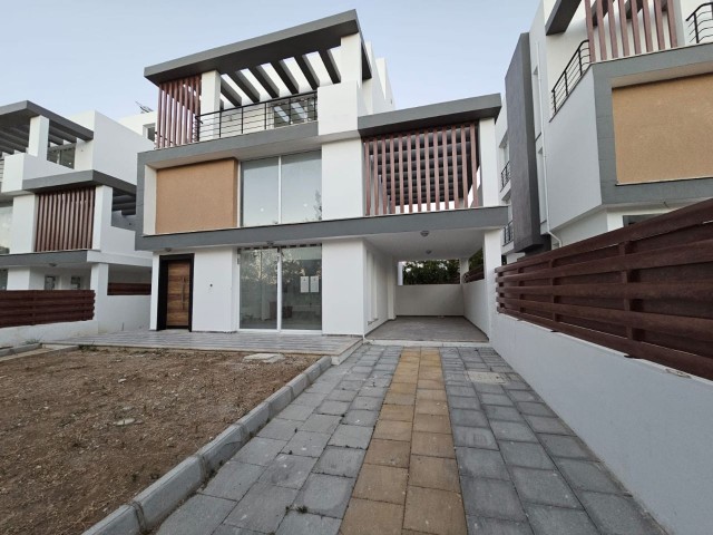 GIRNE KARAOĞLANOĞLU TRIPLEX VILLA ZU VERKAUFEN (070823Mr10)