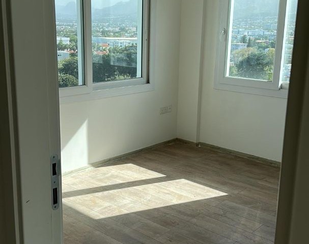 ZU VERKAUFEN KYRENIA CENTER 3+1 WOHNUNG MIT SICHERHEITSGENERATOR UND POOL (071123Mr05)