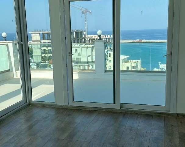 KYRENIA 2+1 PENTHOUSE ZU VERKAUFEN (071123Mr09) GRUNDSTÜCK MIT SICHERHEITSGENERATOR, AUFZUG UND GEMEINSCHAFTSPOOL