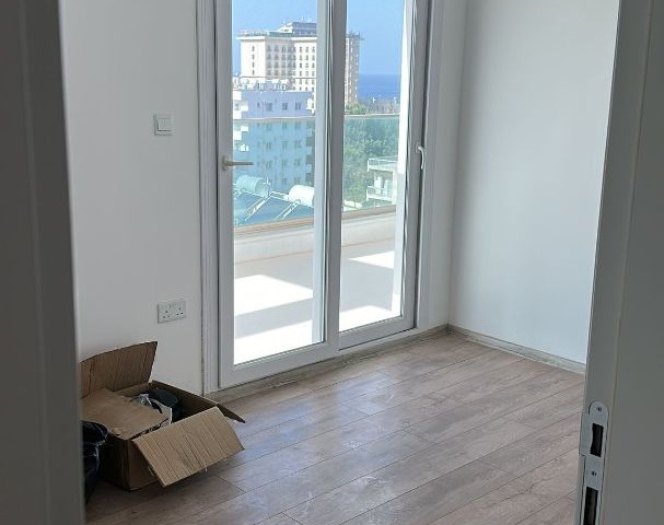 KYRENIA 2+1 PENTHOUSE ZU VERKAUFEN (071123Mr09) GRUNDSTÜCK MIT SICHERHEITSGENERATOR, AUFZUG UND GEMEINSCHAFTSPOOL