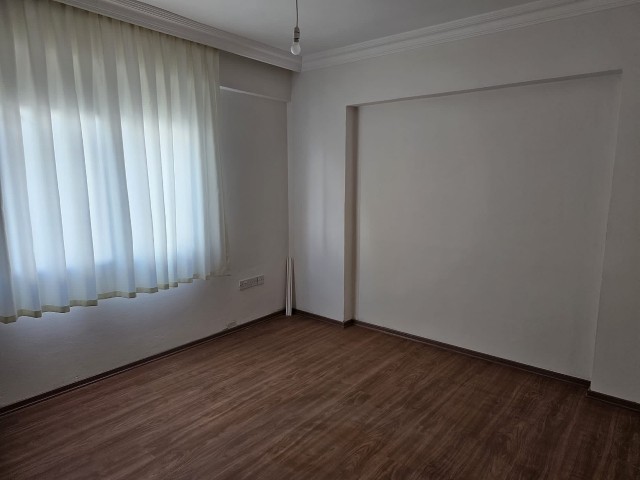 SATILIK GİRNE MERKEZ KOMPLE BİNA (6 ADET 3+1 DAİRE VAR. 4 DAİRE EŞYALI 2 DAİRE KISMI EŞYALI)