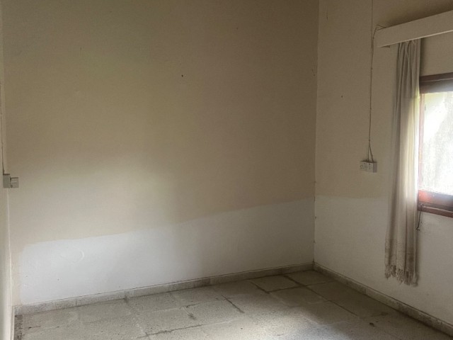 3+1 old house in Lapta needs a lot of renovation, detached house for sale in Bahceli