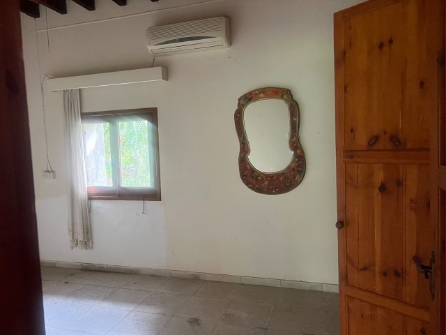 3+1 old house in Lapta needs a lot of renovation, detached house for sale in Bahceli