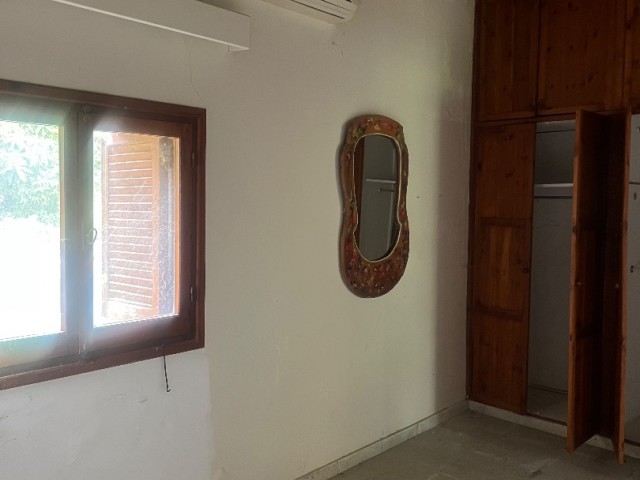 3+1 old house in Lapta needs a lot of renovation, detached house for sale in Bahceli