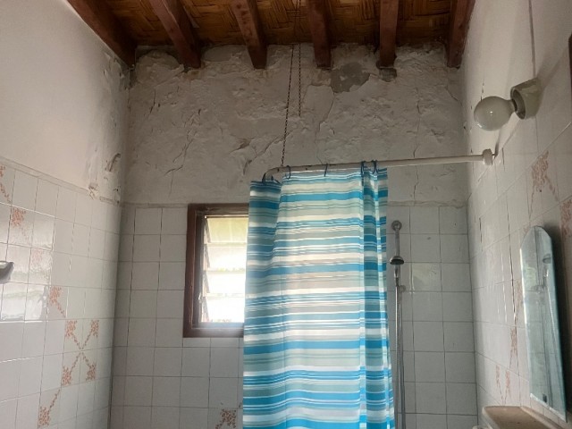 3+1 old house in Lapta needs a lot of renovation, detached house for sale in Bahceli