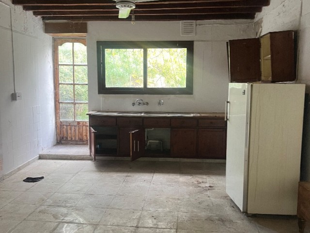 3+1 old house in Lapta needs a lot of renovation, detached house for sale in Bahceli