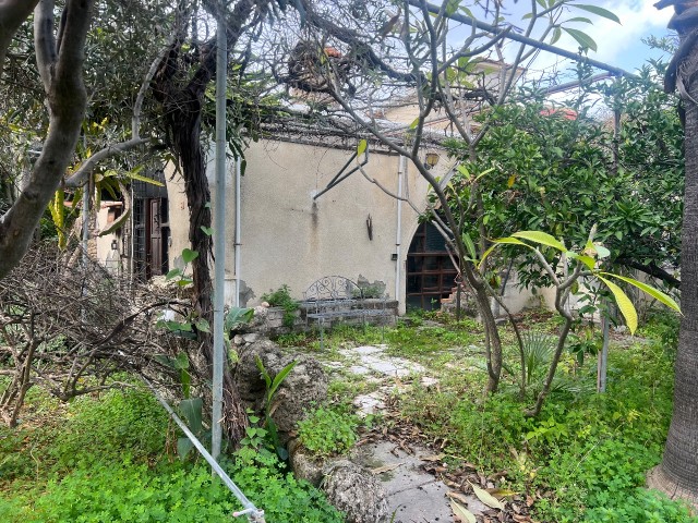 3+1 old house in Lapta needs a lot of renovation, detached house for sale in Bahceli