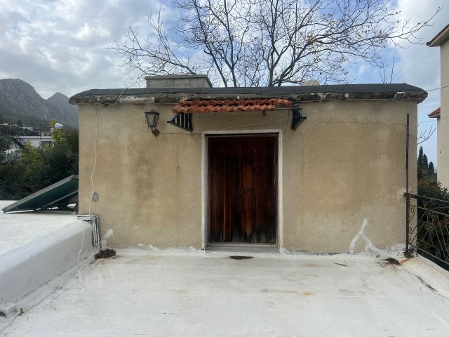 3+1 old house in Lapta needs a lot of renovation, detached house for sale in Bahceli