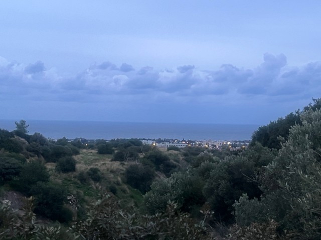 Bellapais hat eine herrliche Aussicht und einen Gehweg, Grundstück zum Verkauf