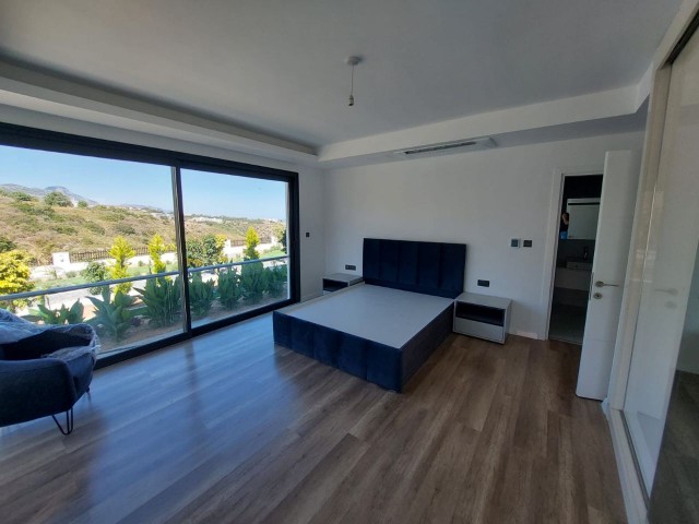 ZU VERKAUFEN KYRENIA ARAPKÖY TRIPLEX VILLA MIT AUFZUG, INFINITY-POOL, GROSSEM GARTEN (240124Ak01)