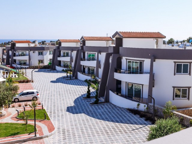 Alsancak 2+1 Dachterrassenwohnung zum Verkauf auf dem Grundstück