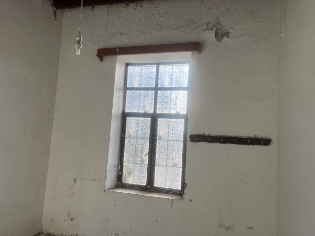 Village house in need of renovation in Alsancak is for sale