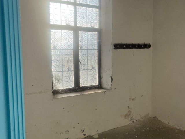 Village house in need of renovation in Alsancak is for sale
