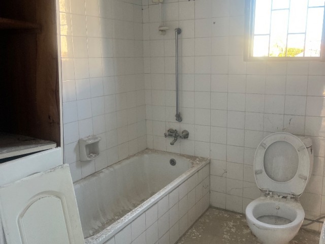 Village house in need of renovation in Alsancak is for sale