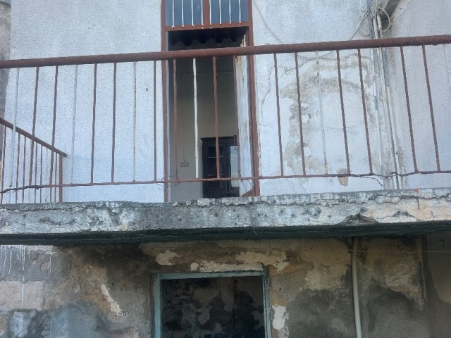 Village house in need of renovation in Alsancak is for sale