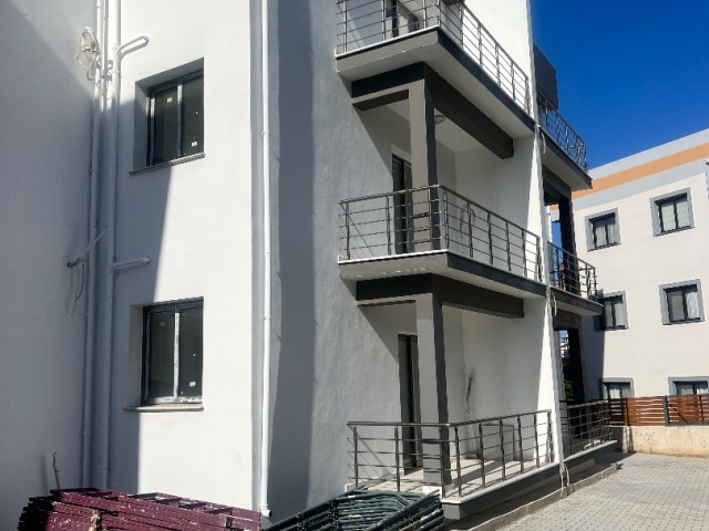 Alsancak 2+1 Wohnung zum Verkauf mit Meerblick