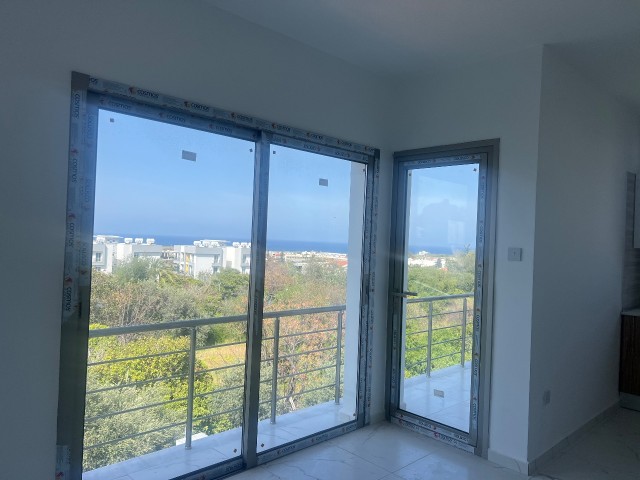 Alsancak 2+1 Wohnung zum Verkauf mit Meerblick