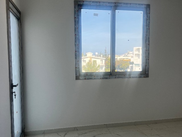 Alsancak 2+1 Wohnung zum Verkauf mit Meerblick