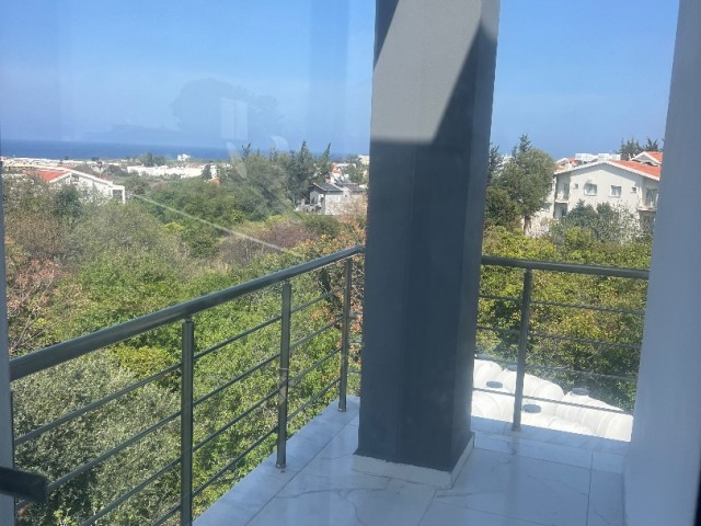 Alsancak 2+1 Wohnung zum Verkauf mit Meerblick