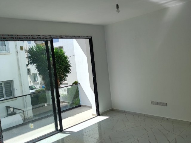 Alsancak 2+1 flat for sale in a beautiful location close to the market and pharmacy