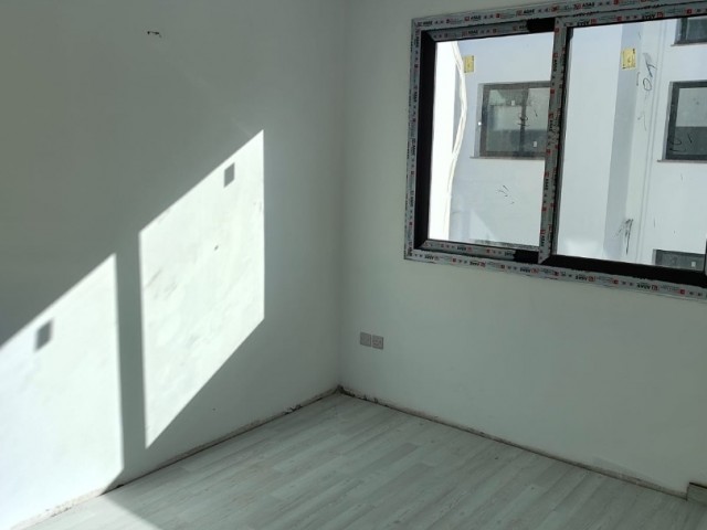 Alsancak 2+1 flat for sale in a beautiful location close to the market and pharmacy