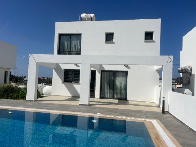 Hochwertige Villa mit privatem Pool, ruhigem Garten, in der Nähe des Alsancak Merit Park, 3+1 zu vermieten