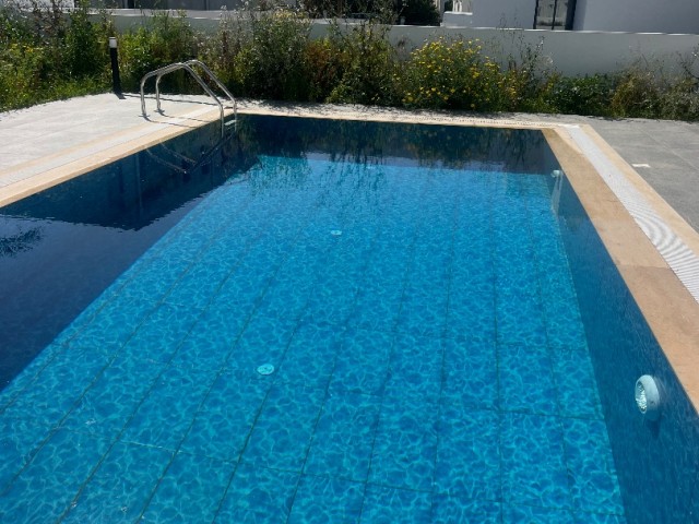 Quality villa with private pool, quiet garden, close to Alsancak Merit Park, 3+1 for rent