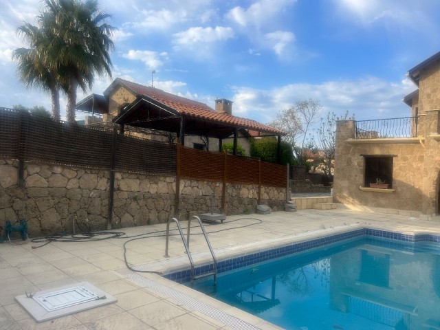 Yesiltepe 3+1 Villa zu vermieten mit privatem Pool