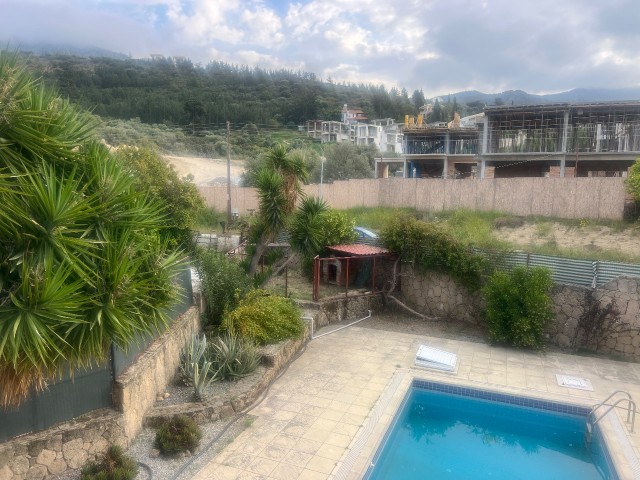 Yesiltepe 3+1 Villa zu vermieten mit privatem Pool