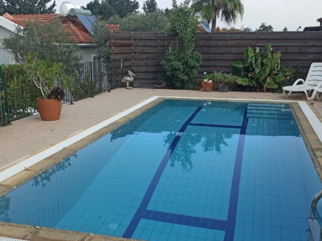 Alsancak 3+1 einstöckige Villa mit privatem Pool zu verkaufen
