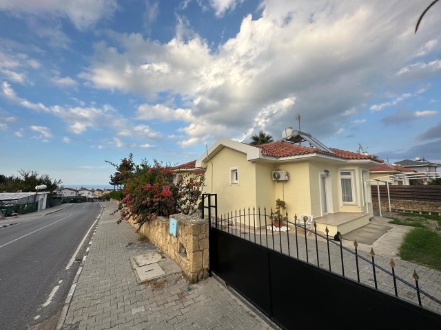 Alsancak 3+1 einstöckige Villa mit privatem Pool zu verkaufen