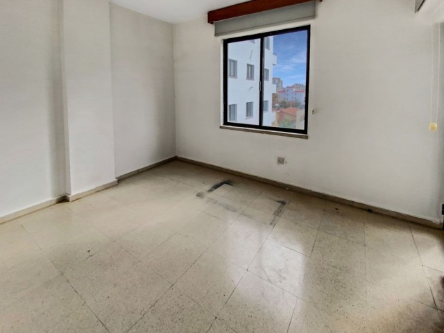 Lefkoşa Yenişehir Bölgesinde Cadde Üzeri Kiralık 120 m2 Ofis!