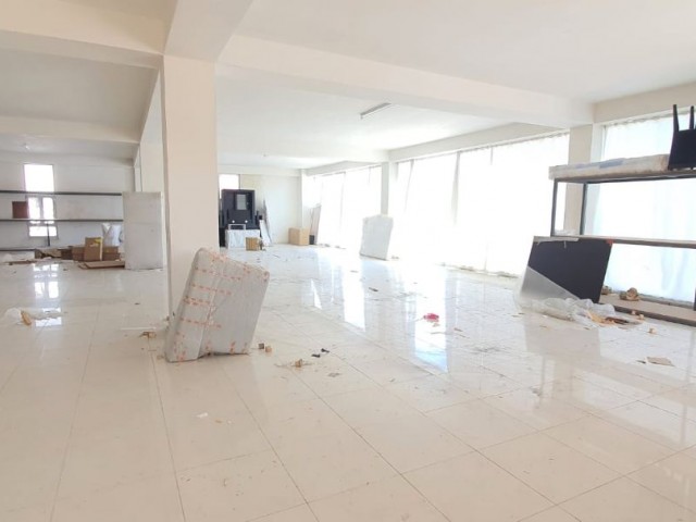 Lefkoşa Sanayi Bölgesinde Köşe Üzeri Kiralık 1200 m2 İki Katlı Depo 